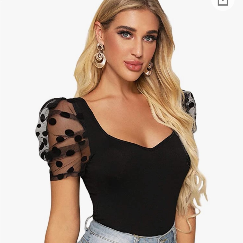 Woman’s sweetheart neck mesh puff sleeve top